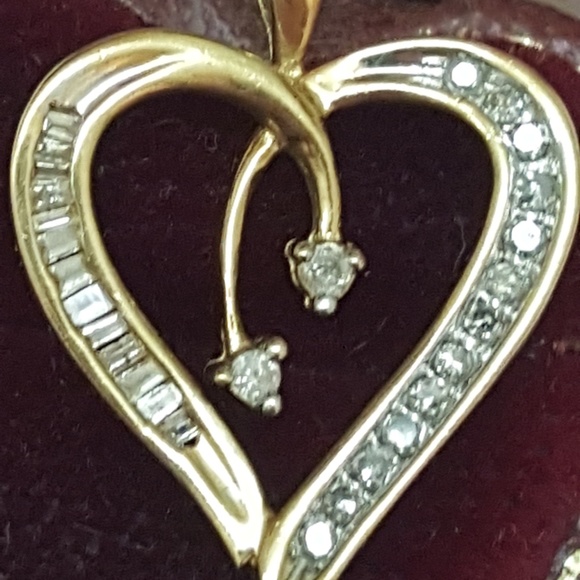 Estate 10k yellowgold. 50ct diamond pendant